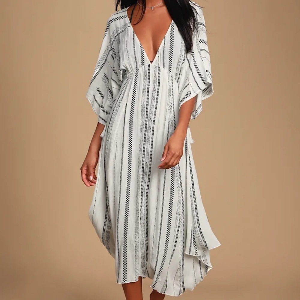 Lulu's Black and White Patterned V-Neck swimsuit cover up